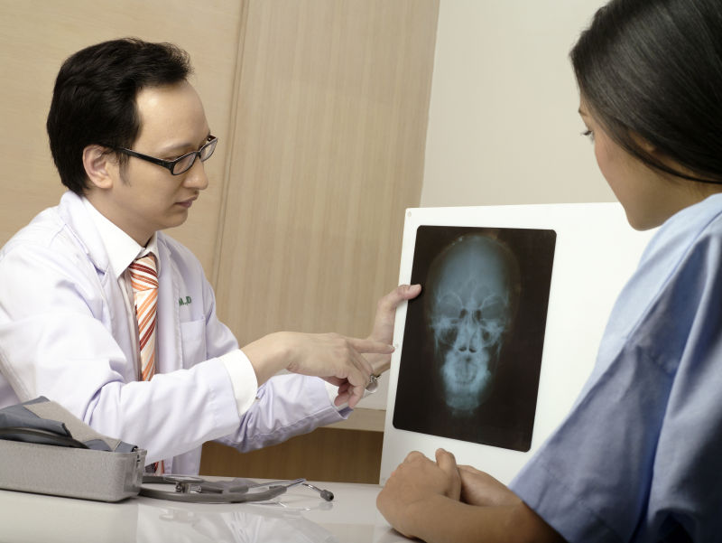 医生为病人讲述X射线