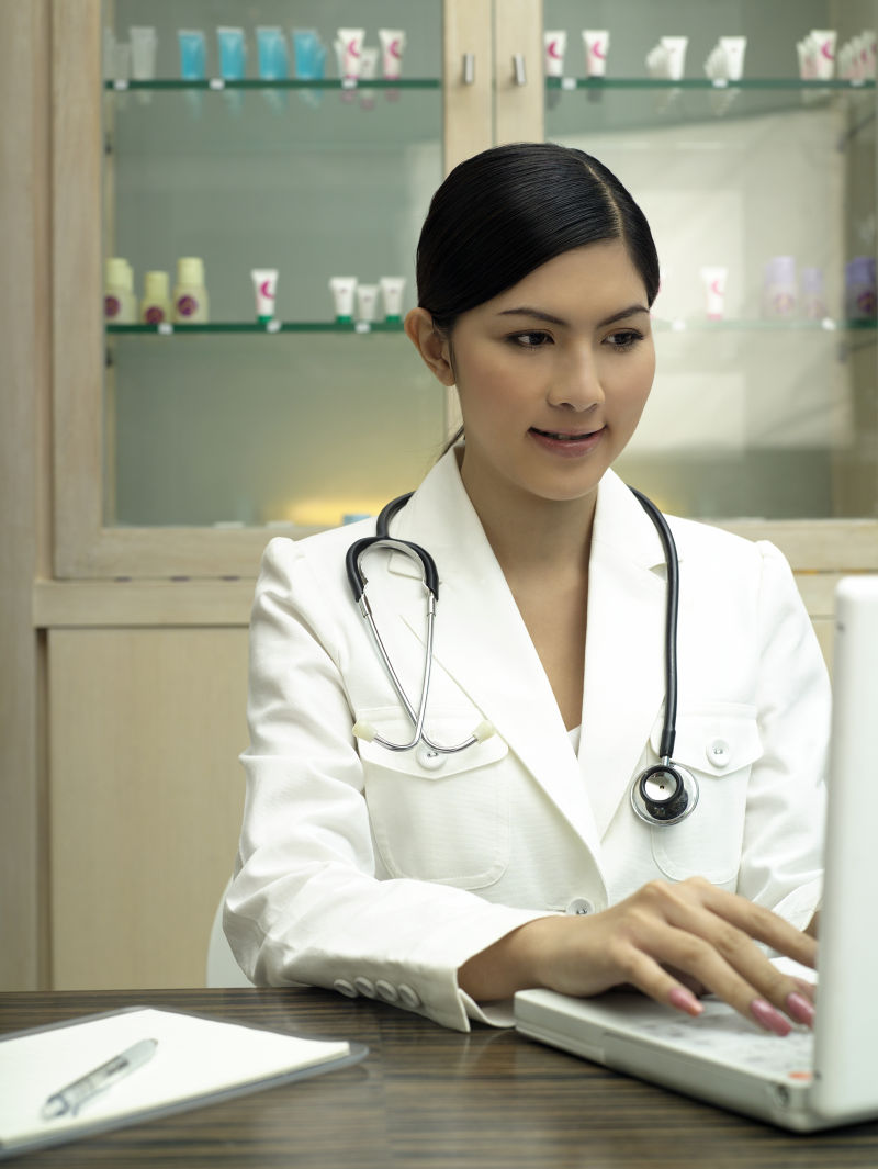 医疗美容整形女医生看笔记本电脑