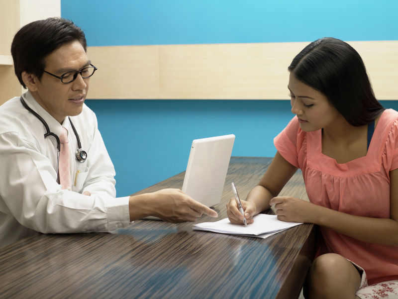 医生指点女病人写单子