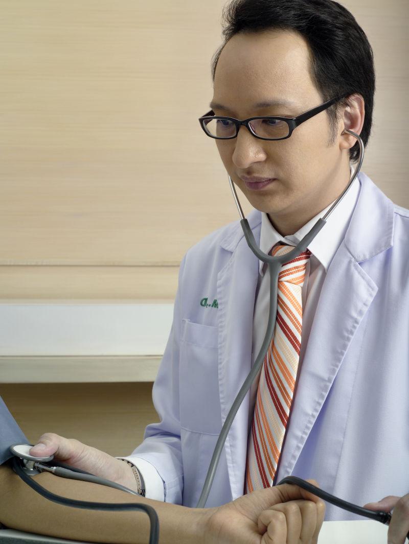 医生给病人血压