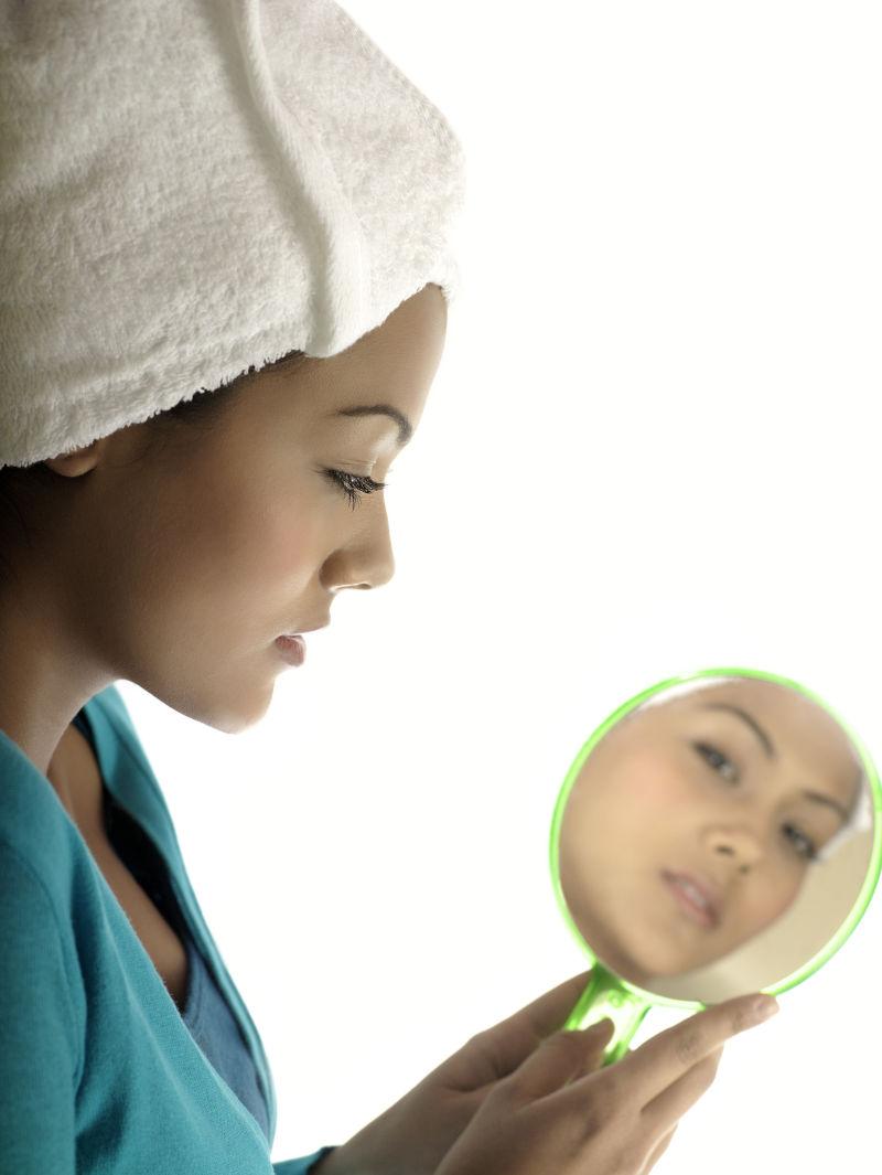 镜中的年轻女子的脸