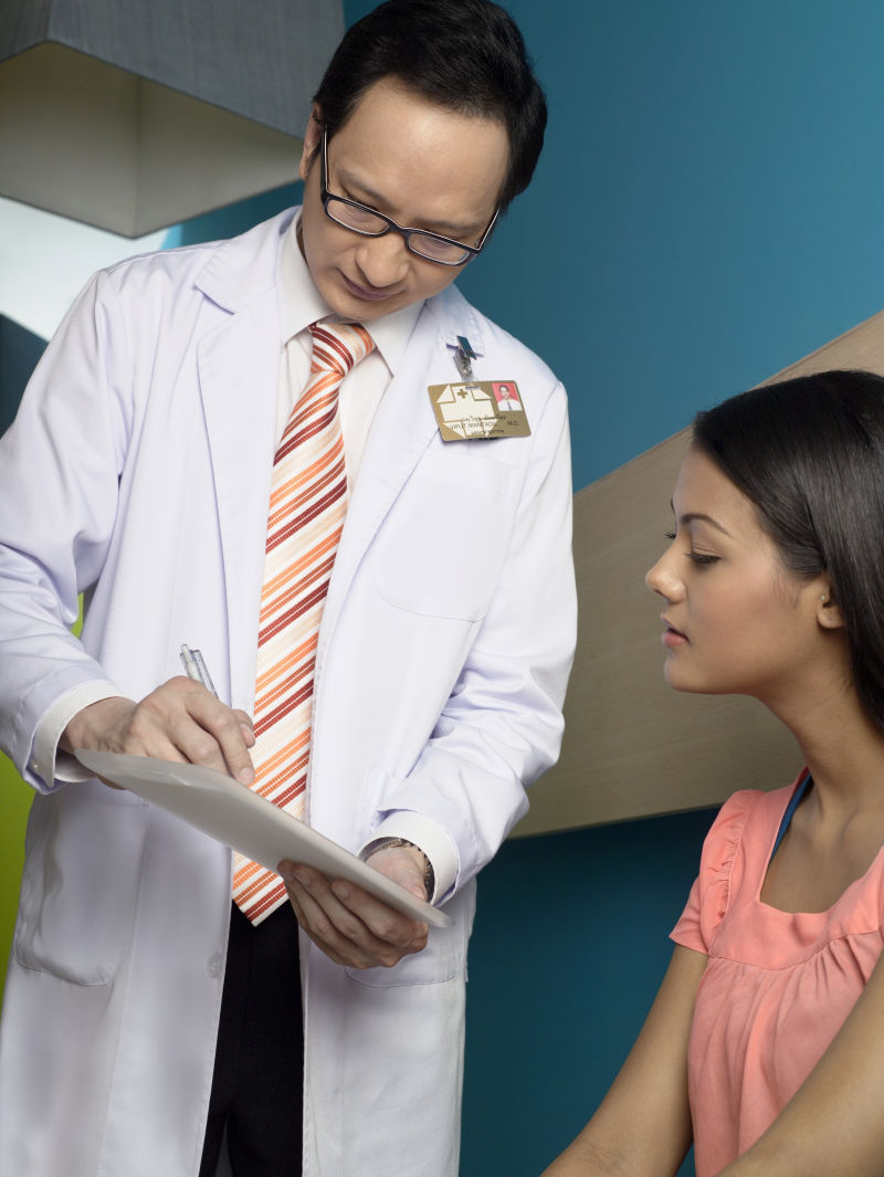 医疗美容整形医生和美女谈话