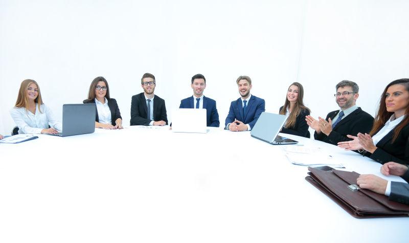 坐满了人的商业会议室