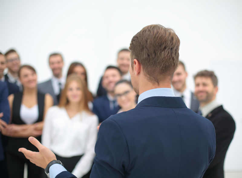 商务人员在讲解工作