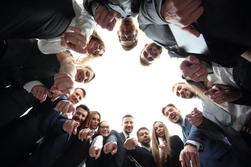 商务人员围在一起