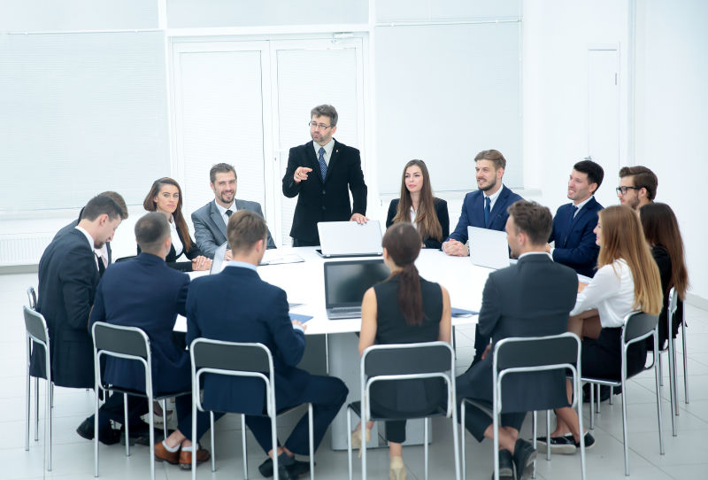 商人在会议上发言