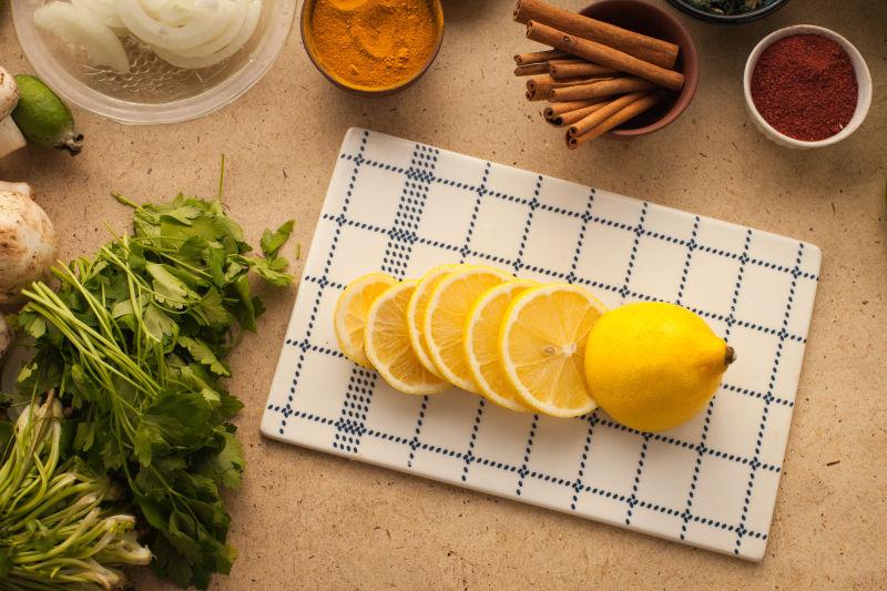 桌上的柠檬片等食材