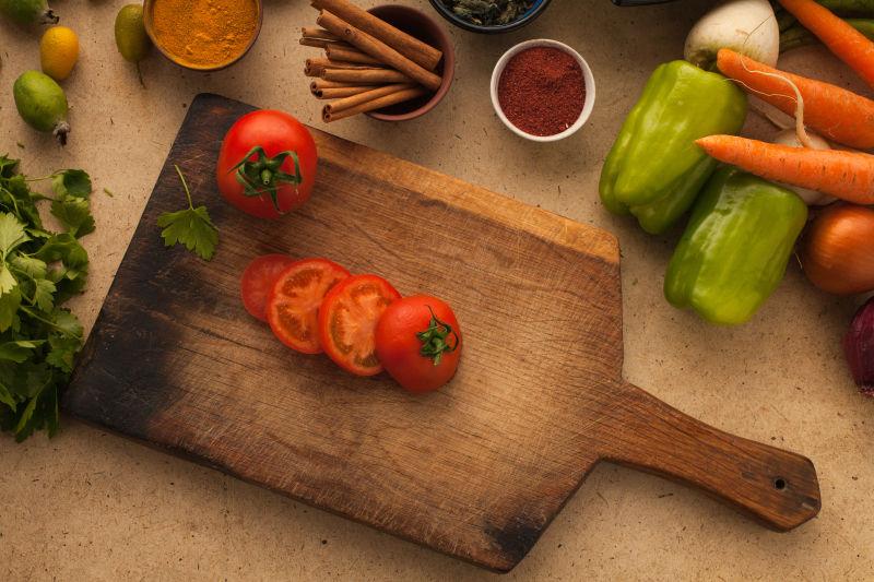 厨房的桌子上的健康素食食材