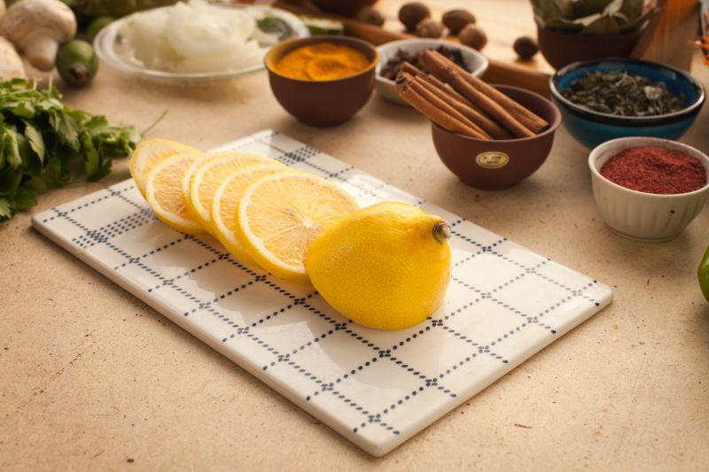 放在桌上的柠檬片和配料