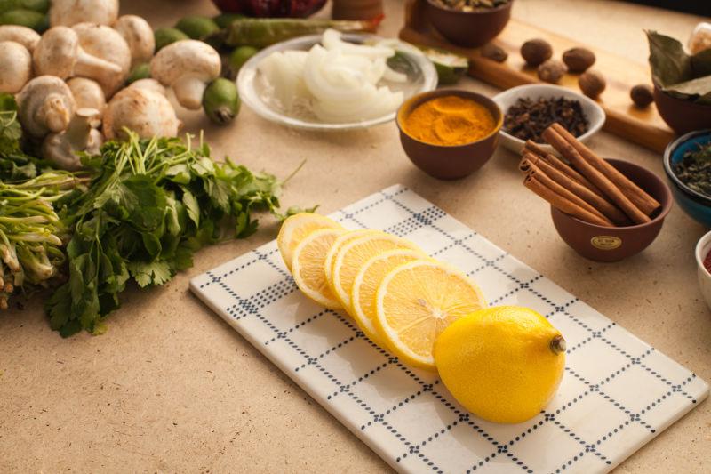 柠檬片放在桌上