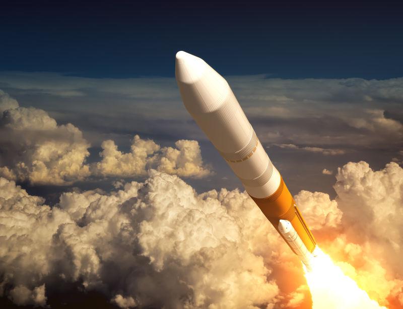 运载火箭在云中发射