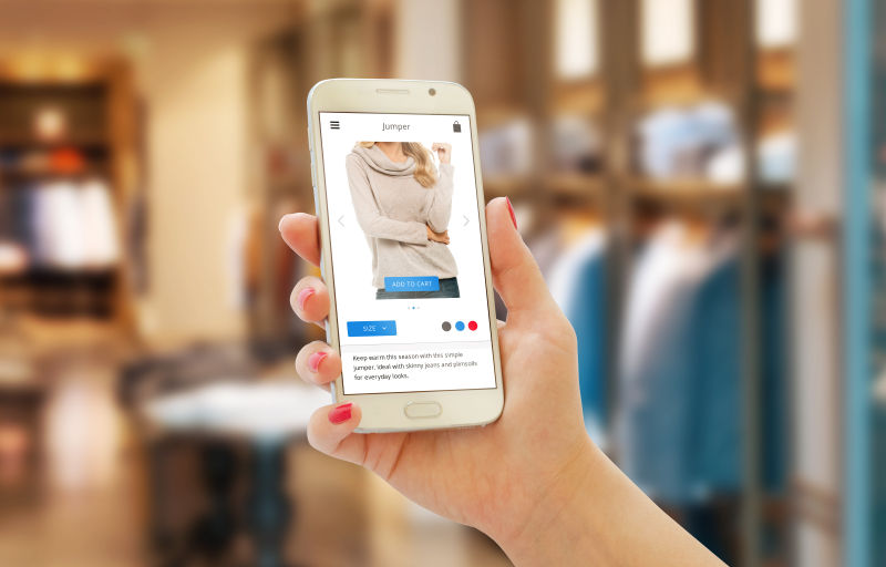 女性用智能手机在网上购物