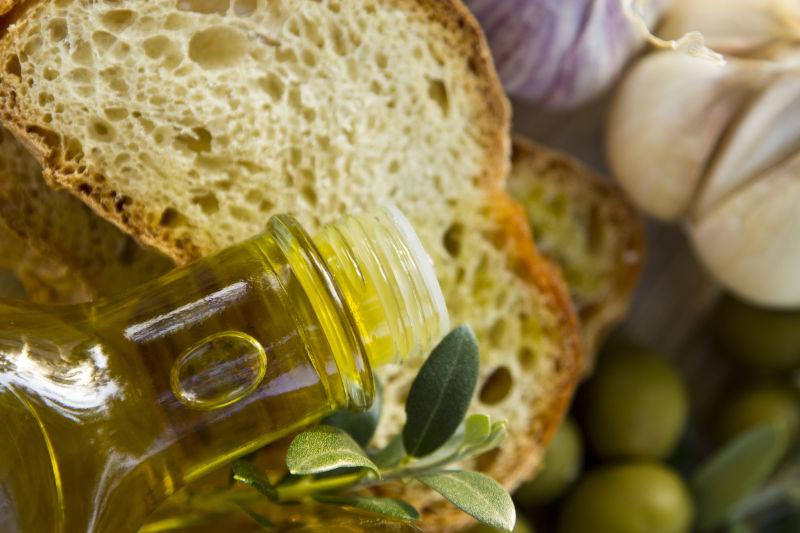 面包上的橄榄油