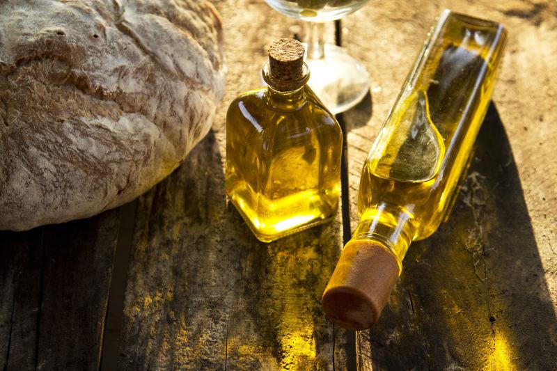 木板上的橄榄油背景