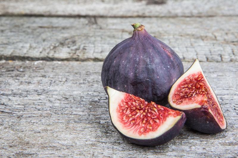 木板上成熟的美味的无花果