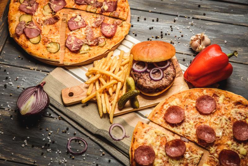 木制背景上的比萨饼和汉堡包