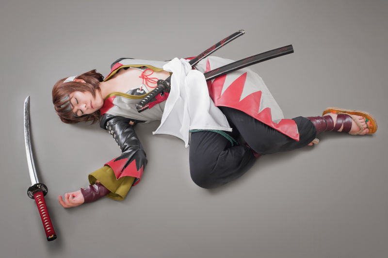 在武士刀旁边睡觉的人