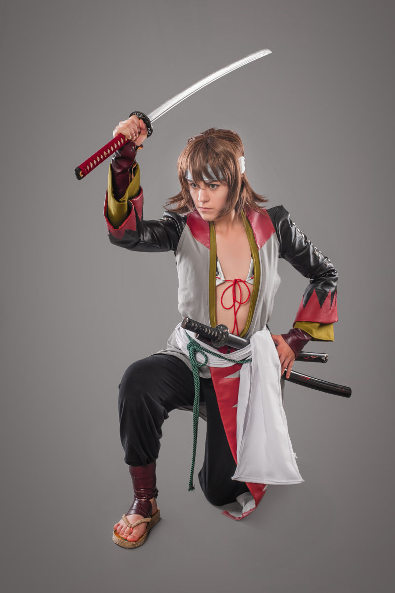 跪在地上拿着武士刀