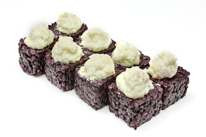 白色背景下的红白相间寿司