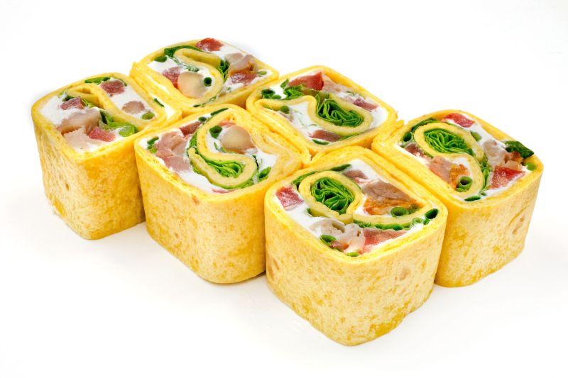 白色背景下美味的鲜肉寿司