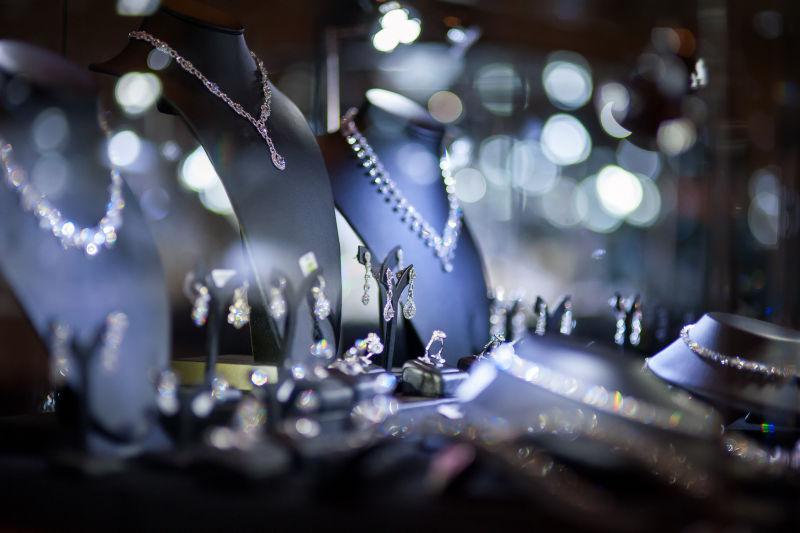 柜台中闪光的珠宝