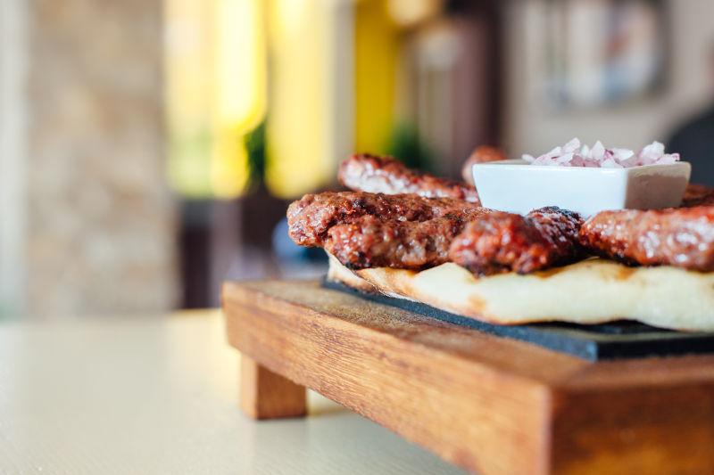 木桌上的烤肉美食