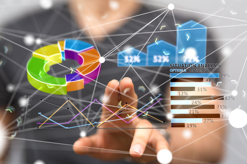 男人伸出手指触摸虚拟数据图表