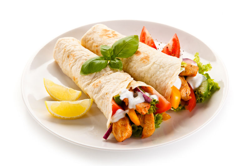 盘子中的鸡肉卷