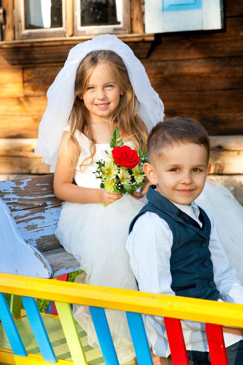 小男孩小女孩在家结婚图片