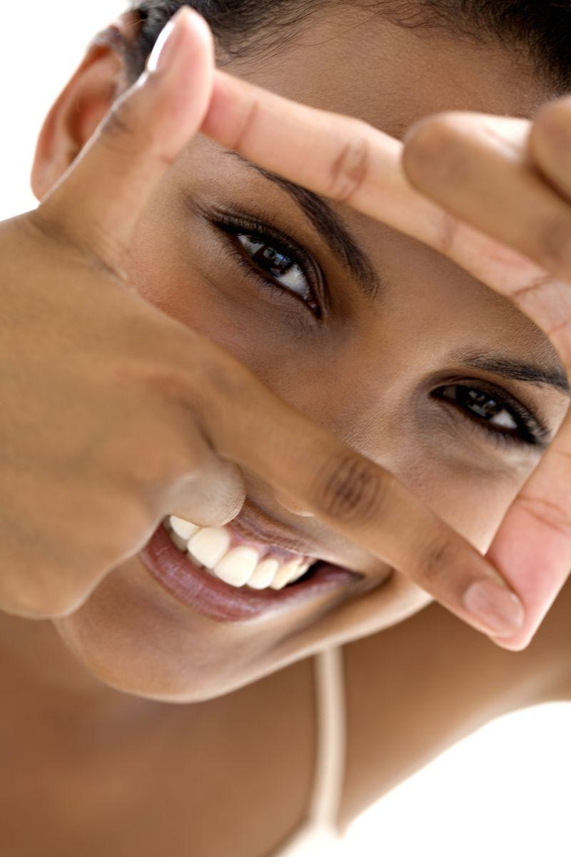 黑色皮肤美女的拍照动作