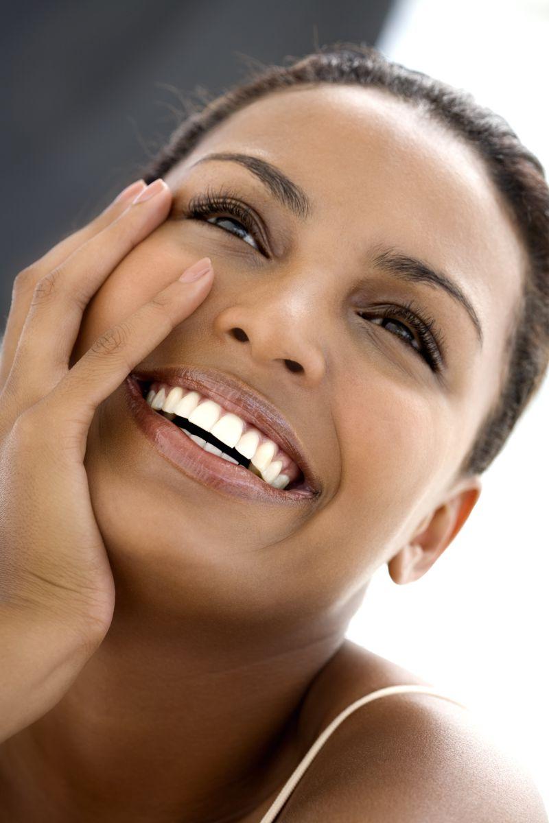 黑色皮肤美女的牙齿
