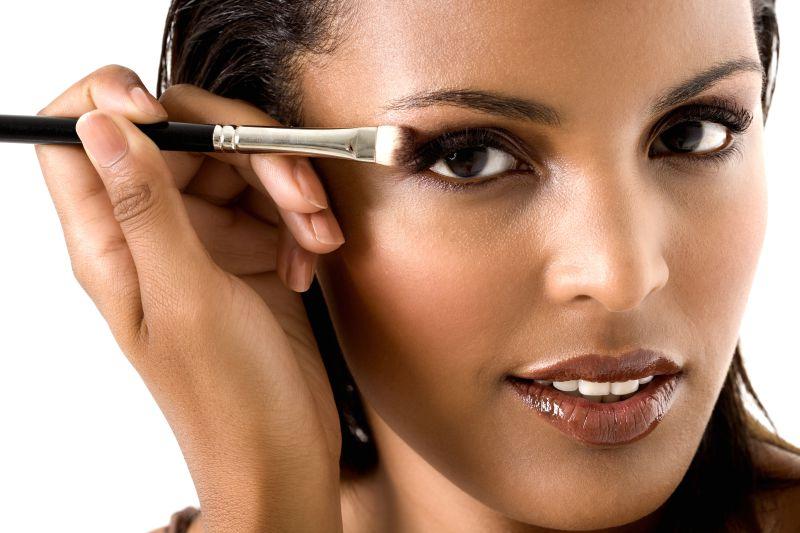 黑色皮肤的美女在化妆