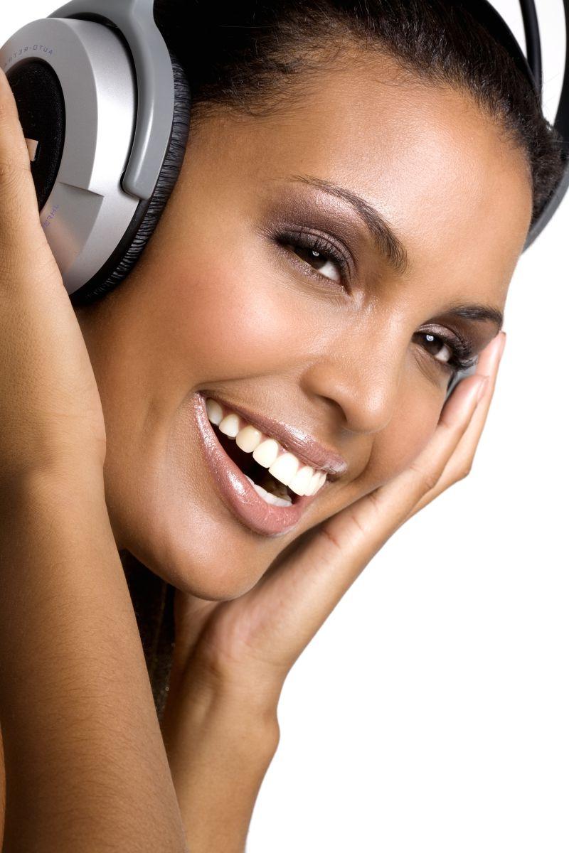 带着耳机的黑色皮肤美女