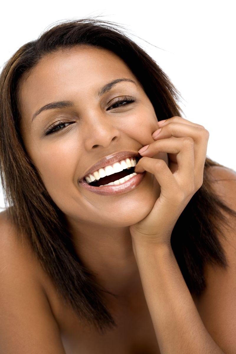 黑色皮肤女孩的洁白牙齿