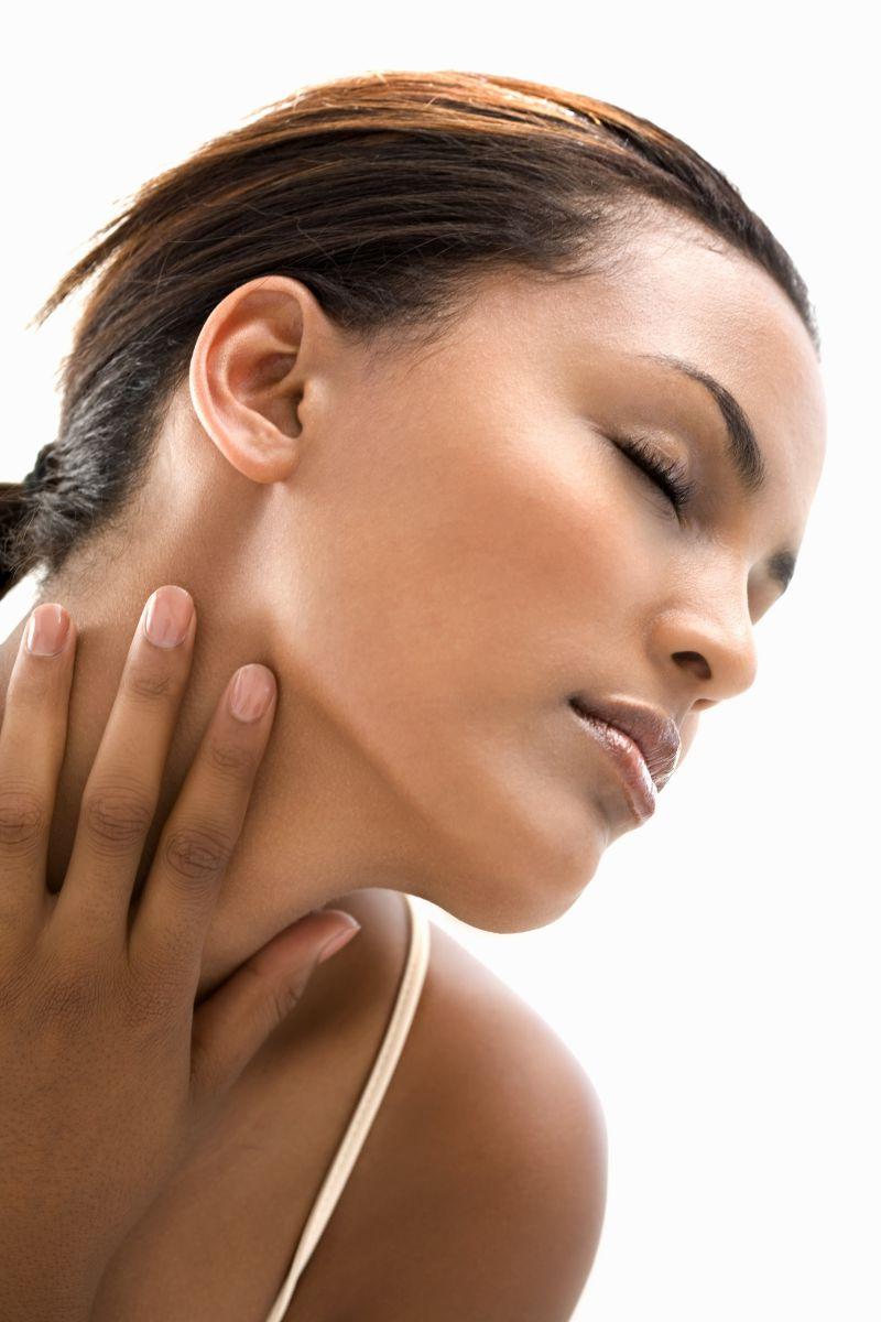 黑皮肤的美女侧脸