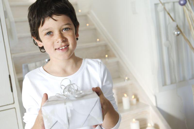 拿着白色礼盒微笑的男孩子