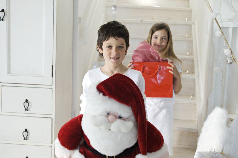 抱着圣诞礼物的孩子