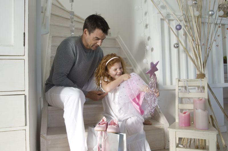 给女儿赠送礼物的父亲