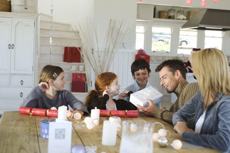 圣诞节互赠礼物的一家人