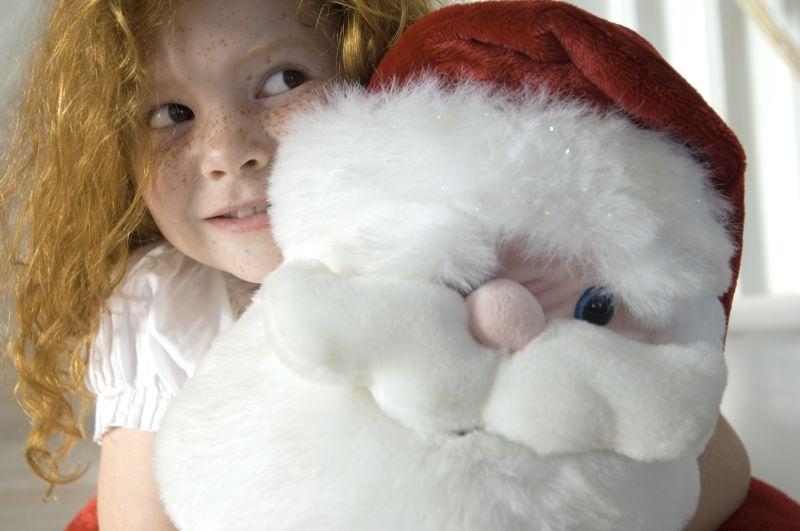 金发女孩捧着圣诞老人玩偶