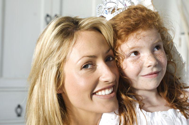 微笑幸福的一对母女