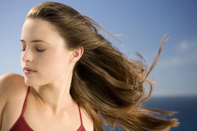 闭上眼睛的年轻女人