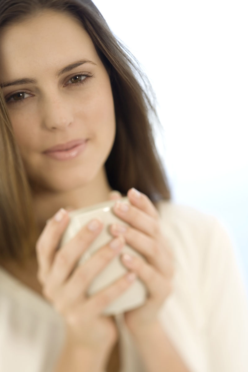年轻女子拿着杯子