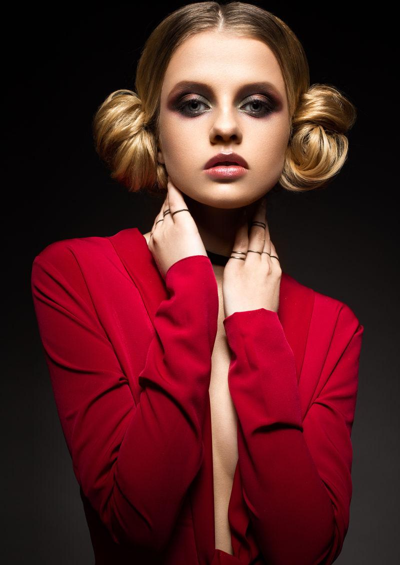 黑色背景下美丽的红衣女郎