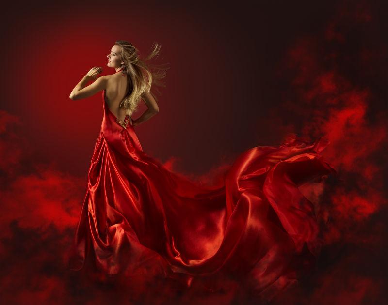 红色背景下红裙飘飘的金发美女