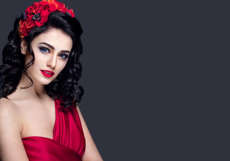 黑色背景下穿着红色裙子的性感美女