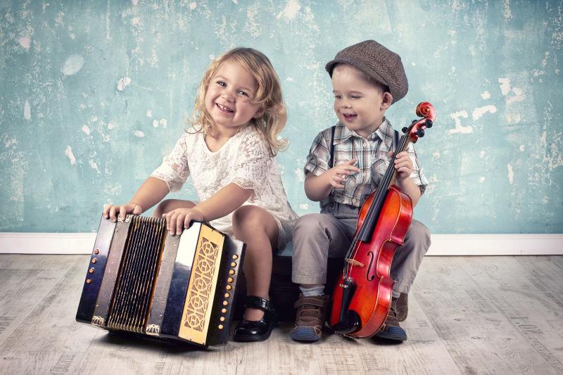 两个可爱孩子与复古乐器