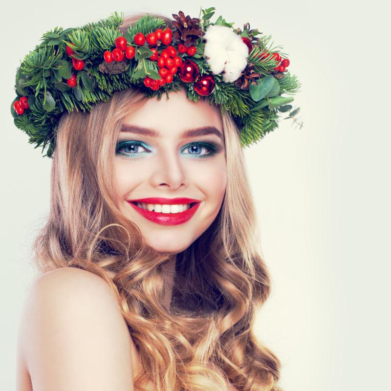 圣诞花环下美丽的脸庞