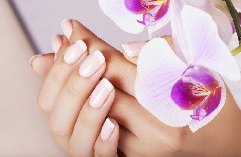 美丽时尚的法式美甲