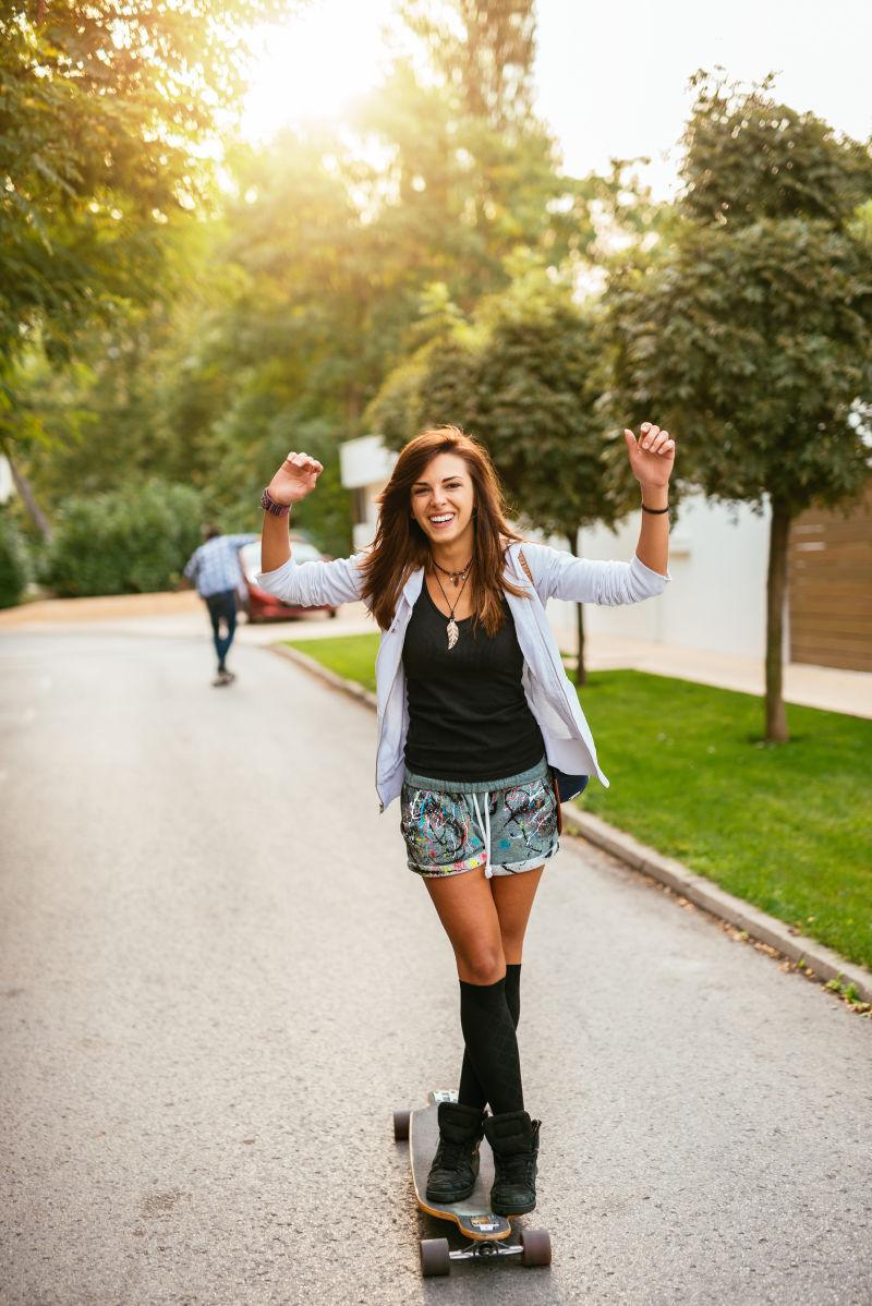 玩滑板的美丽女孩